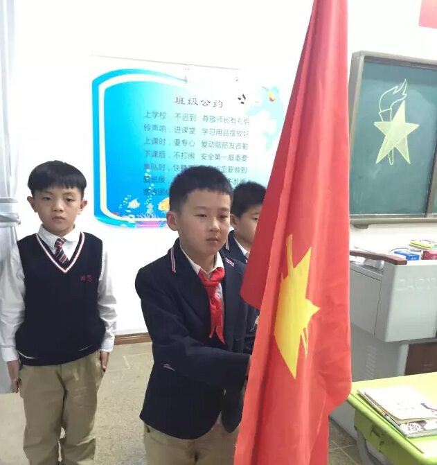 領(lǐng)巾飄揚(yáng)心向黨，小小隊(duì)員來(lái)競(jìng)選！